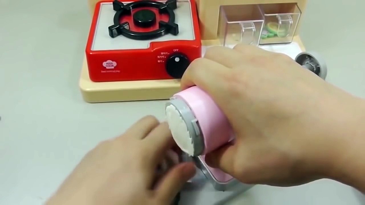 Play Doh Cooking Spaghetti Maker Ice Cream Toy Surprise Eggs Toys_16