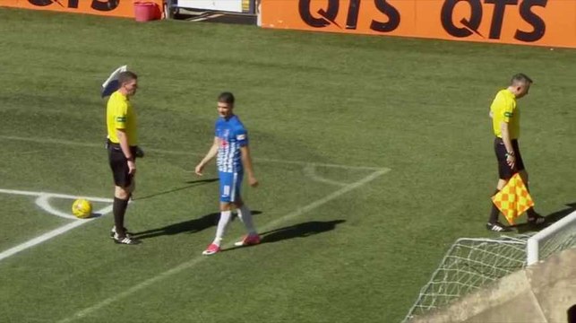 Un juge de touche vomi en plein match, l'arbitre l'expulse !