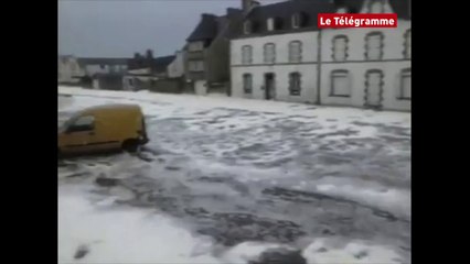 Saint-Guénolé-Penmarc'h (29). Le port submergé par une vague