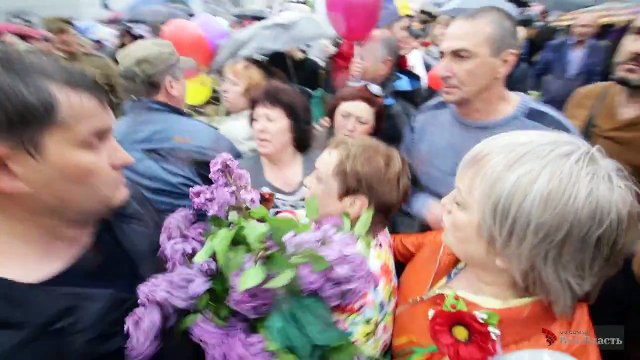 Поліція та військові у Маріуполі розганяють патріотів та охороняють проросійську колонну