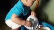 2 year baby washing dishes - em bé 2 tuổi rửa chén thật dễ thương