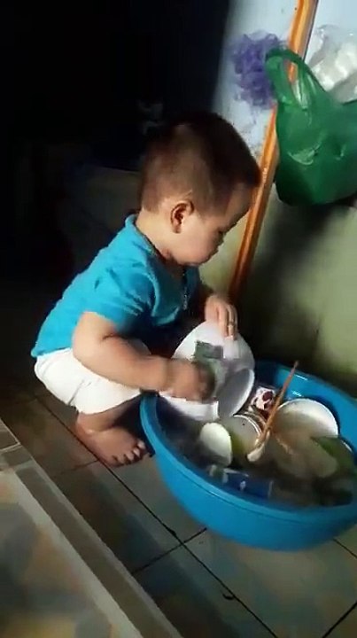 2 year baby washing dishes - em bé 2 tuổi rửa chén thật dễ thương