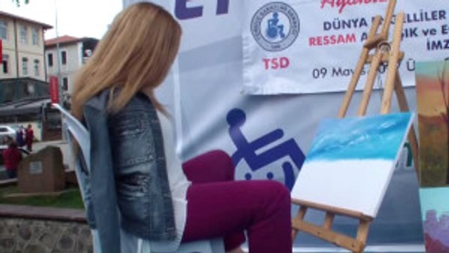 Ayaklarıyla Çizdiği Resimler Beğeni Topluyor