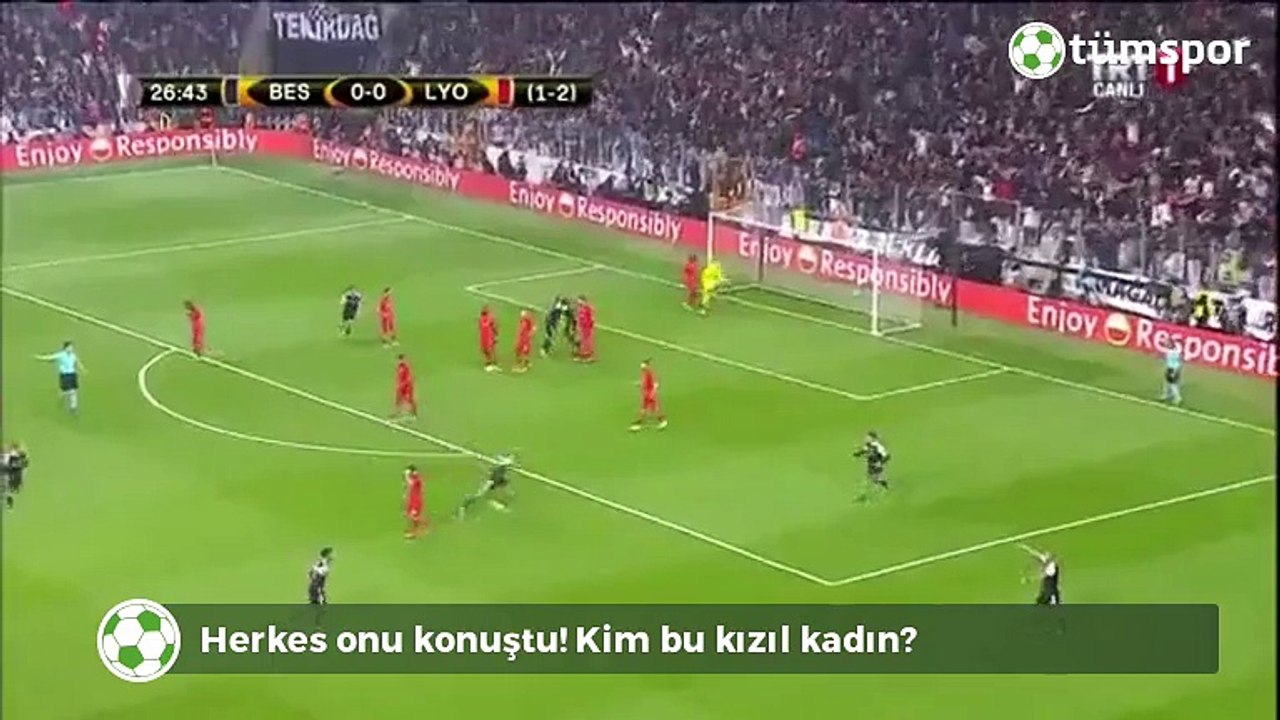 Herkes onu konuştu! Kim bu kızıl kadın?