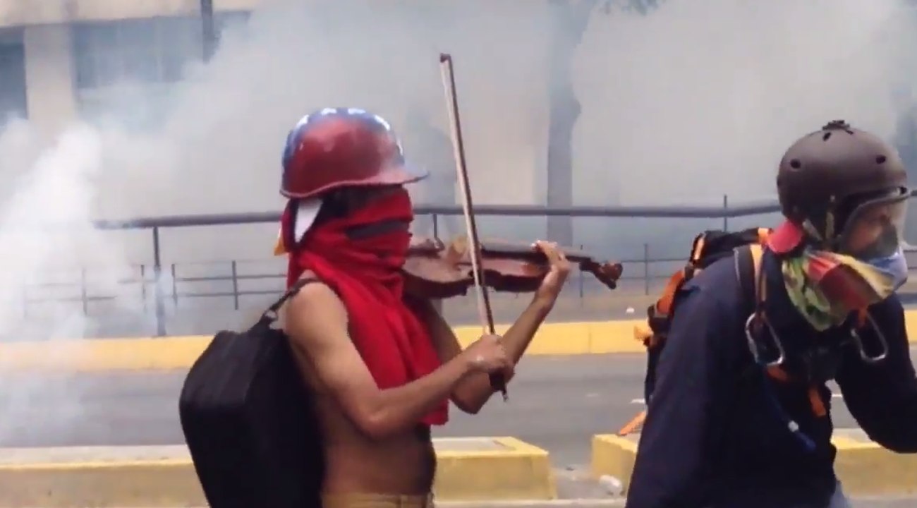 Violinist Goes Viral as He Joins Venezuela Protests