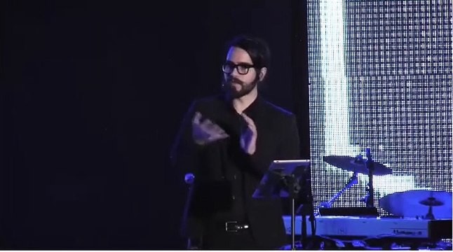 Yo quiero ver cómo Jesus Adrian Romero saca otros 3 videos para defender a su hijo de semejante herejía.