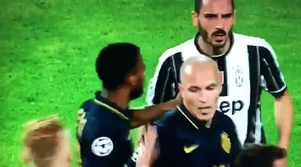 Le gros coup de coude de Mandzukic sur Fabinho !