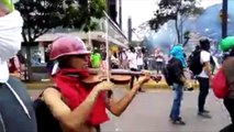 Violinist keeps playing through clashes in Venezuela