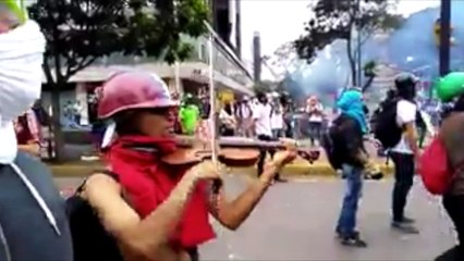Violinist keeps playing through clashes in Venezuela