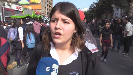 Choques entre autoridades y jóvenes en marcha estudiantil en Chile