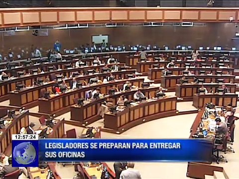 Asambleístas salientes retiran sus pertenencias para entregar sus oficinas