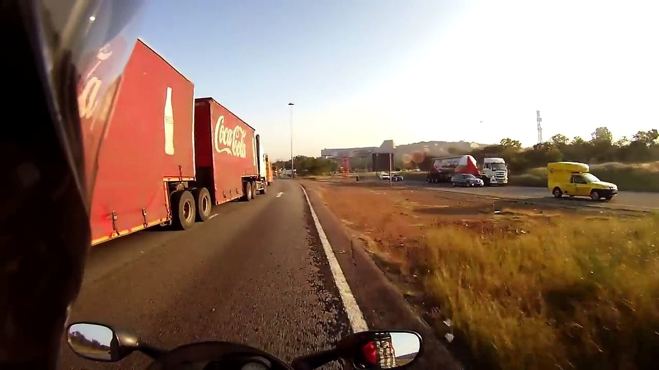 Une voiture se fait démolir par un camion. Gros crash!
