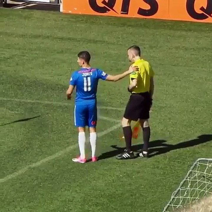 OLHA ISSO! Juiz dar cartão vermelho para o bandeirinha