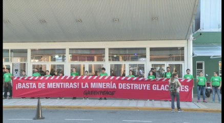 Activistas de Greenpeace bloquean acceso a feria de minería en Argentina