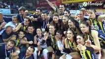Şampiyon Fenerbahçe kupayı kaldırdı