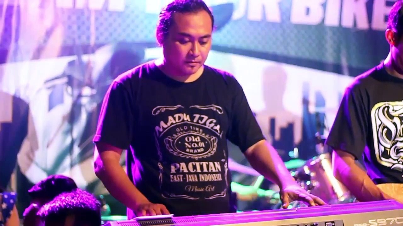 Bidadari Kesleo - Vidia Antavia - Madu Tiga live Alun Alun Pacitan 2017