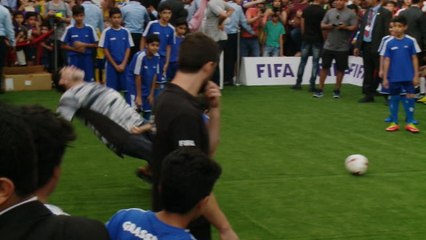 Maradona fauché par un gamin