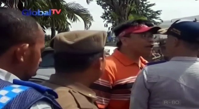 Tak Terima Mobilnya Diderek, Pengemudi Ini Nyaris Baku Hantam dengan Petugas