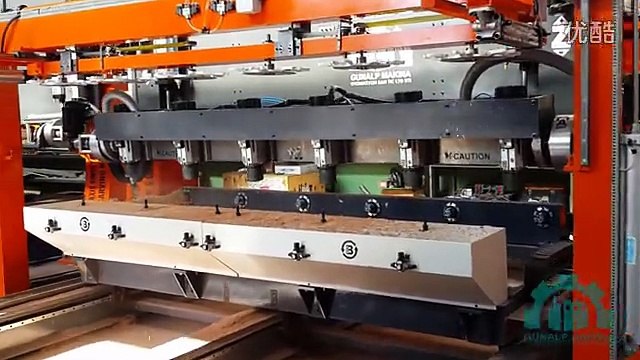 5 axis CNC Router Simultaneousy is Carving Woods