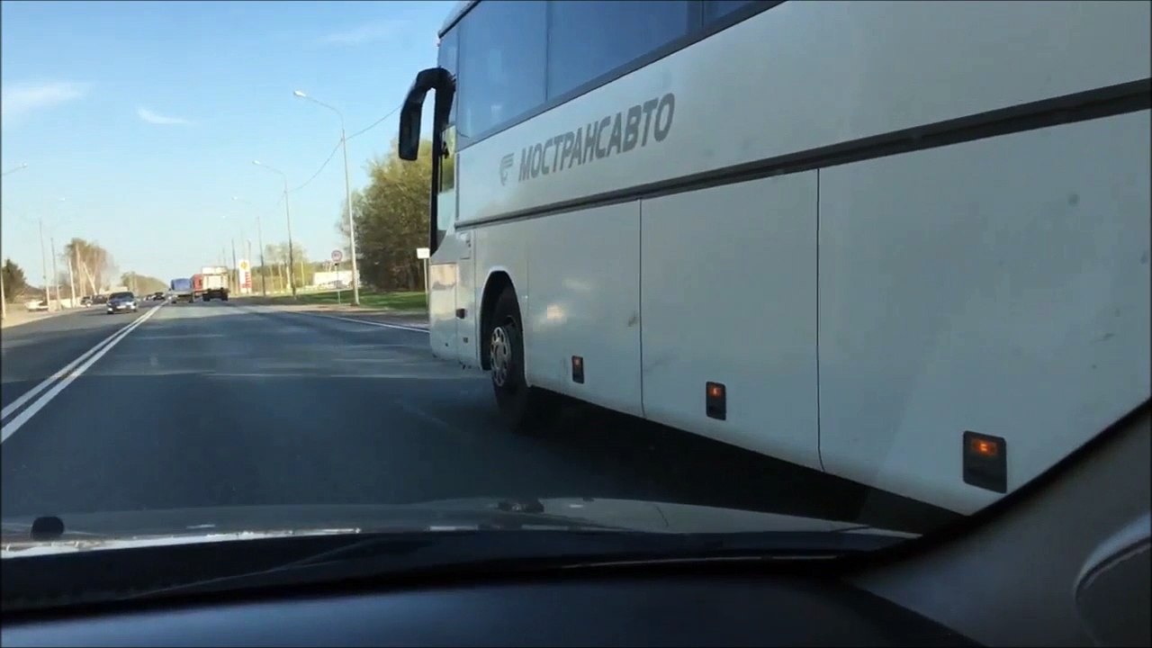 En russie même les bus font des wheelies... Ahaha