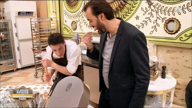 Regardez les retrouvailles entre Cyril Lignac et son ancien apprenti dans Le meilleur pâtissier - Vidéo