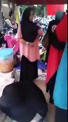 AHOKER BERANTEM REBUTAN MAKANAN,IBU-IBU MUSLIMAH MALAH REBUTAN BERBAGI MAKANAN KEPADA UMMAT ISLAM