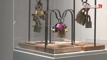 Paris : des «cadenas d’amour» exposés avant d'être vendus aux enchères