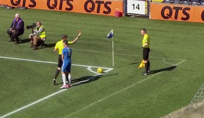 Un arbitre assistant vomit sur le bord du terrain
