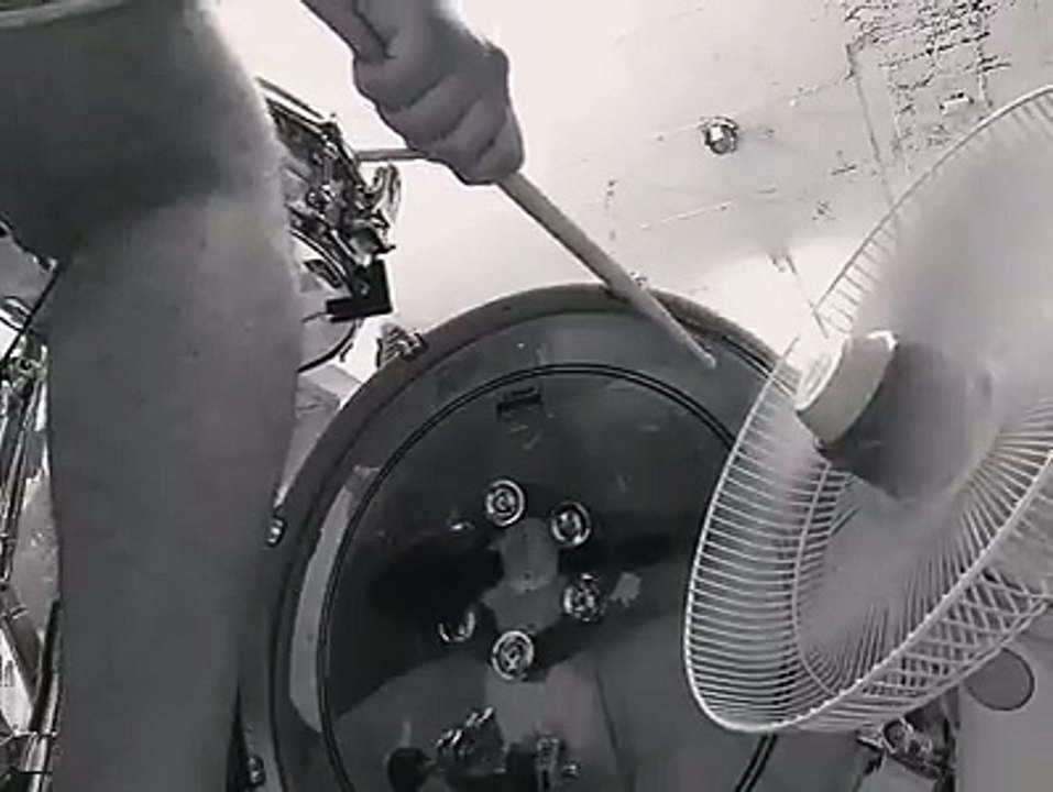 Il joue de la batterie sur un ventilateur...