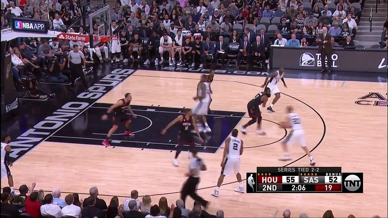 Manu Ginobili, 40 ans, dunke sur la défense des Houston Rockets