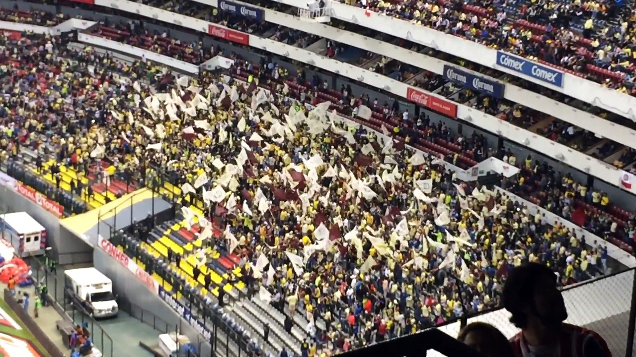 hinchada del club america de mexico en el estadio azteca