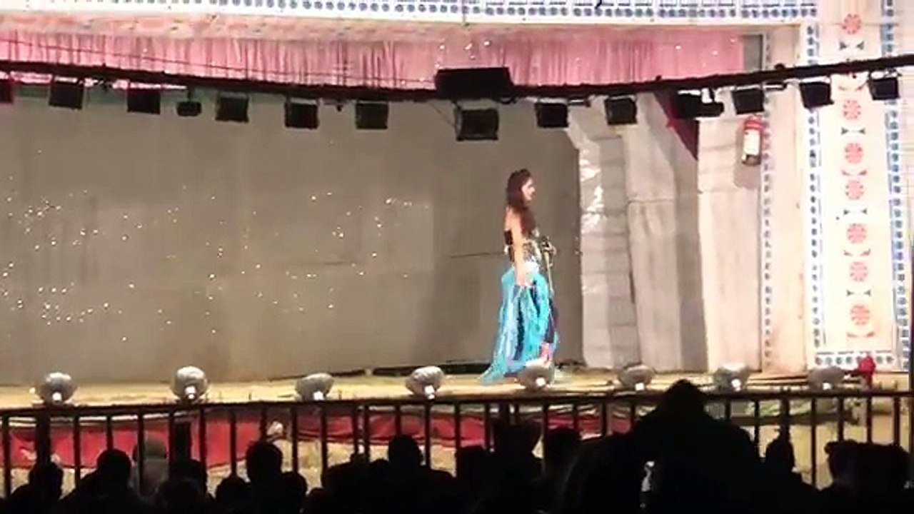 SINGING 'दिन भर चाहे जहाँ रहियो हमार पिया, रात के थियेटर देखे अइयो हमार पिया'