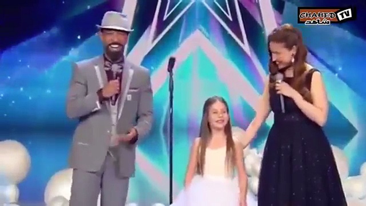 طفلة متسابقة صاحبة الباز الذهبي تجعل احمد حلمى يقفز علي طاولة التحكيم وانبهاره بها