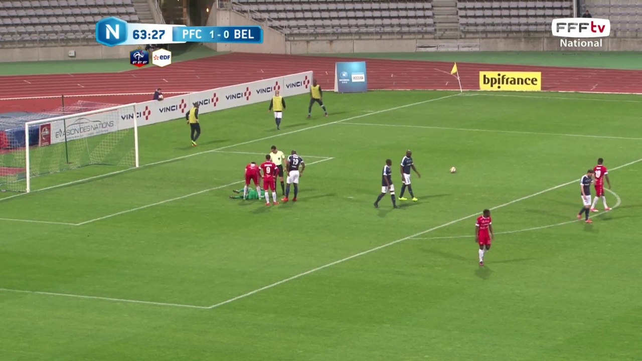Blessure, charge sur le gardien de Paris FC.