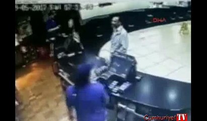 İşte McDonalds'da küçük çocuğa yapılan kaynar sulu saldırı anı