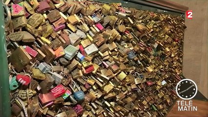 Paris : les cadenas des amoureux vendus aux enchères