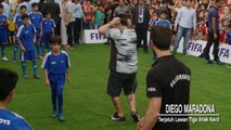 VIRAL: Sepakbola: Lawan Tiga Anak Kecil, Maradona Terjatuh