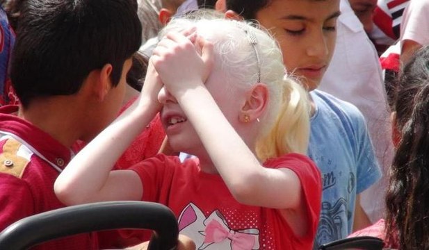 Protokol konuşmaları uzayınca sıcaktan bunalan engelliler alanı terk etti