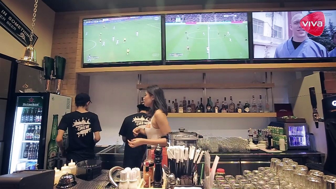 Senyum Menggoda Hooters Girls Jakarta