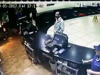 RESTORANDA ÇOCUĞA SICAK SU ATMA GÜVENLİK KAMERASINDA