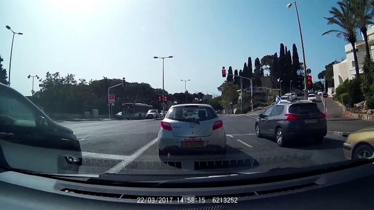 Le conducteur d’une Audi veut forcer le passage et ça se termine mal !