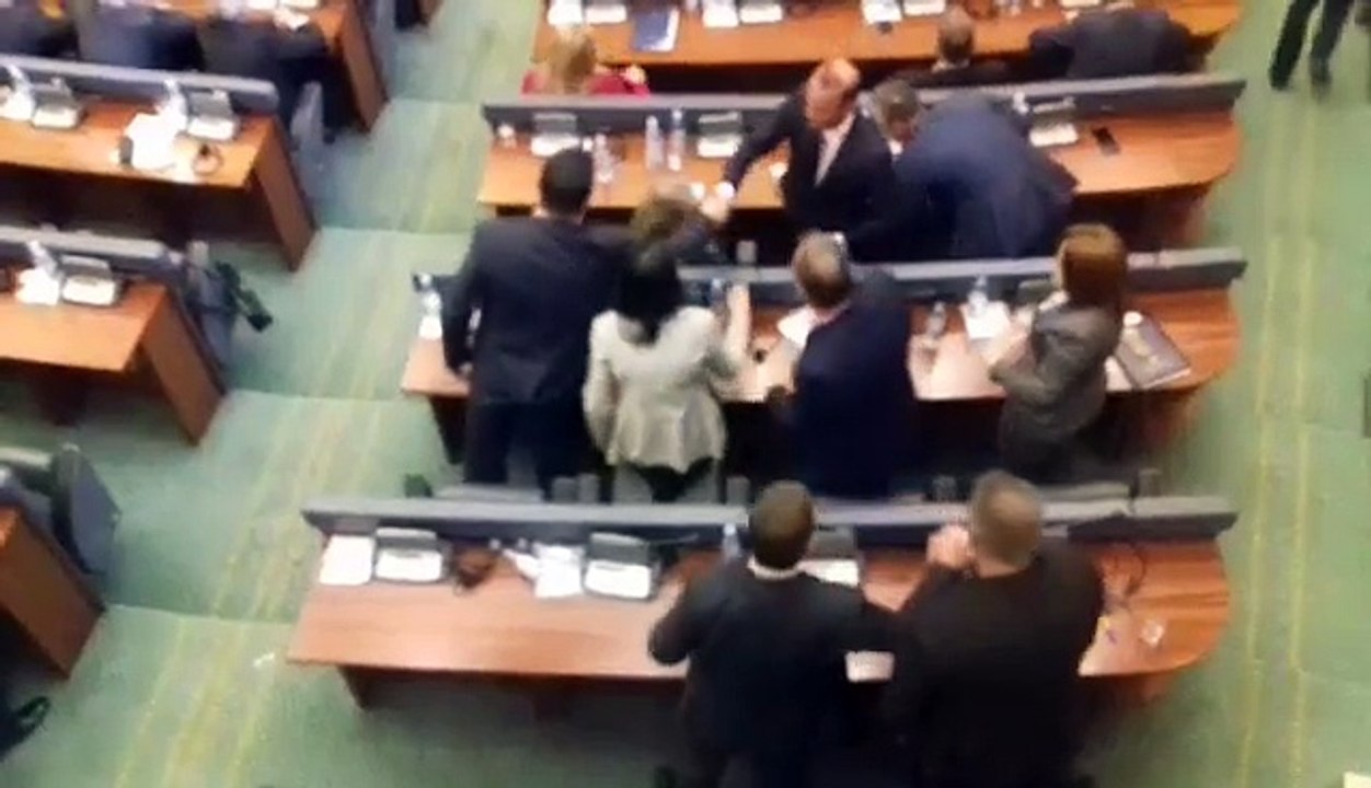 Momenti i gëzimit të deputetëve të AAK-së dhe NISMA-s pas rrëzimit të Qeverisë