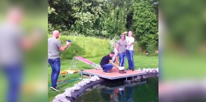 Ils font croire à leur ami qu'il est sur le point de faire un saut à l'élastique !