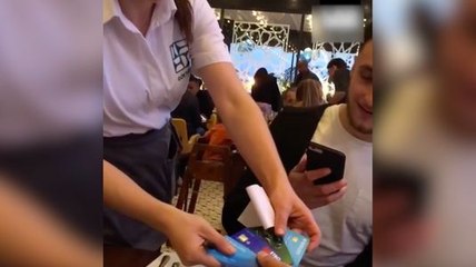 Des hommes jouent à la roulette de cartes bancaires !