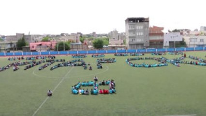 Öğrenciler Bedenleriyle "Kitap Oku" Yazdı