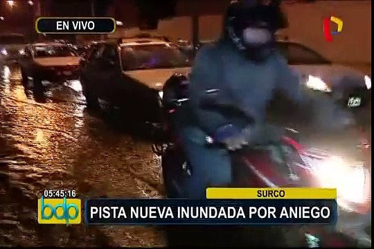 Surco: congestión vehicular por aniego en avenida Juan Pablo