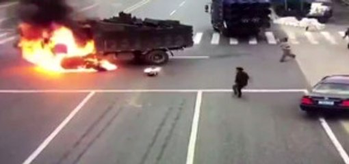 Motosiklet Kamyonun Yakıt Tankına Çarpınca...