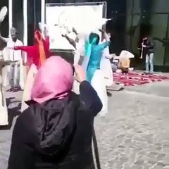 رقص زیبای قشقایی در مقابل درب هتل شیراز