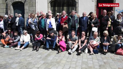Lannion. Macron et la foule aux obsèques de Corinne Erhel