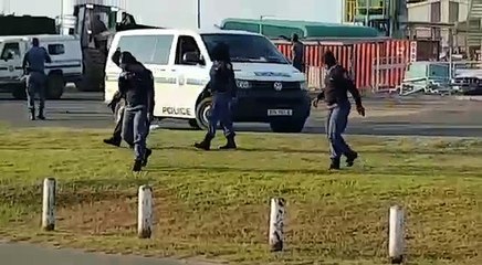 WATCH׃ Richards Bay Port protest׃ Shots fired by SAPS- public warned to 'stay away!'
